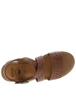 Nu-pieds marron à semelle compensé bas et à boucle à ardillon