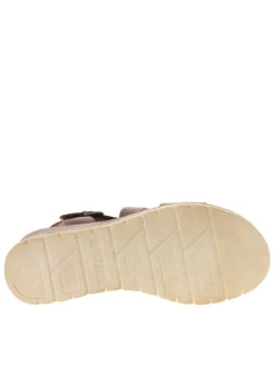 Nu-pieds marron à semelle compensé bas et à boucle à ardillon