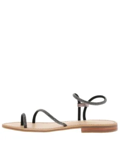 Nu-pieds noirs avec un talon plat des strass et un entre-doigt