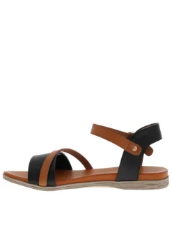 Nu-pieds noirs et camel à talon plat avec une boucle à ardillon