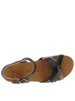 Nu-pieds noirs à semelle compensé bas avec une boucle à ardillon