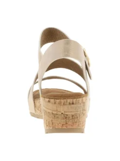Nu-pieds or à semelle compensé et une fermeture à boucle à ardillon