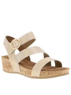 Nu-pieds or à semelle compensé et une fermeture à boucle à ardillon