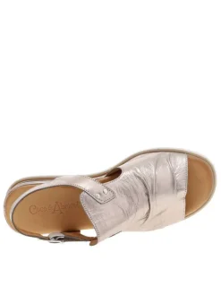 Nu-pieds roses en cuir avec un talon compensé bas et une boucle à ardillon
