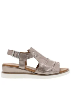 Nu-pieds roses en cuir avec un talon compensé bas et une boucle à ardillon