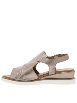 Nu-pieds roses en cuir avec un talon compensé bas et une boucle à ardillon
