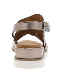 Nu-pieds roses en cuir avec un talon compensé bas et une boucle à ardillon