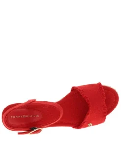 Nu-pieds rouges avec un talon compensé et une boucle à ardillon