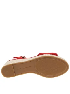 Nu-pieds rouges avec un talon compensé et une boucle à ardillon