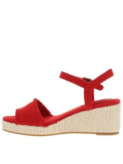 Nu-pieds rouges avec un talon compensé et une boucle à ardillon