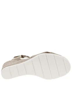 Nu-pieds taupe à talon compensé en paille tressée et à boucle à ardillon