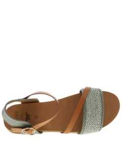 Nu-pieds vert à semelle plate et une fermeture à boucle à ardillon