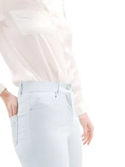 Pantacourt en coton ciel uni avec une coupe slim muni d'un zip et d'un bouton
