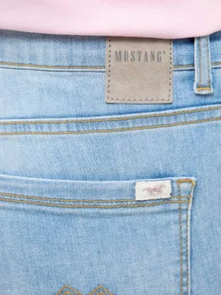 Pantacourt en coton stone uni avec une coupe slim à zip et à bouton