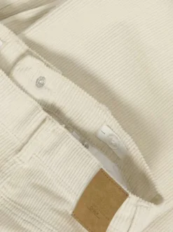 Pantalon 5 poches en coton écru uni avec une coupe droite et des passants