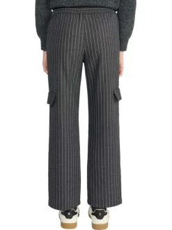 Pantalon anthracite rayé avec une coupe regular fit et une taille élastiquée