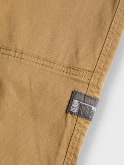 Pantalon cargo en coton camel uni avec une coupe slim et des poches