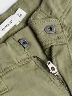 Pantalon cargo kaki avec une coupe droite et passants de ceinture