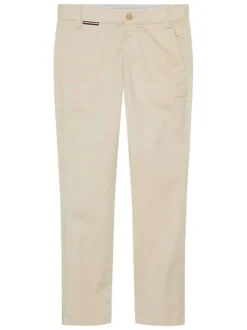 Pantalon chino en coton beige uni avec une coupe slim et des poches