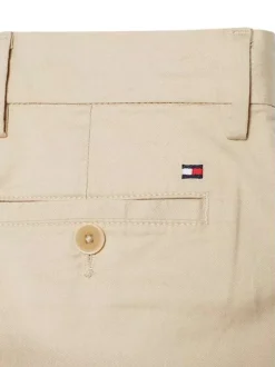 Pantalon chino en coton beige uni avec une coupe slim et des poches