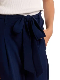 Pantalon marine uni pourvu d'une coupe droite et d'une taille intermédiaire