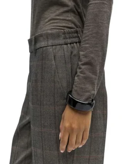 Pantalon anthracite à carreaux avec une coupe chino et une taille élastique