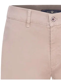 Pantalon beige avec une coupe chino