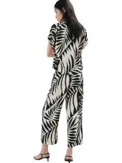 Pantalon beige à motifs pourvu d'une taille élastiquée et d'une coupe large