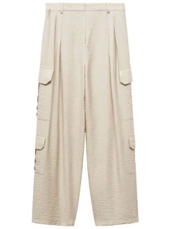 Pantalon beige uni avec une coupe cargo et des pinces à l'avant