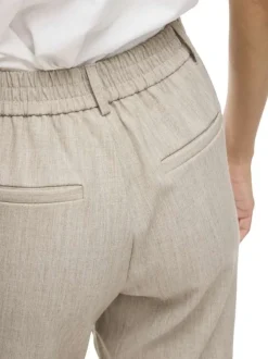 Pantalon beige uni avec une coupe cigarette et une taille intermédiaire
