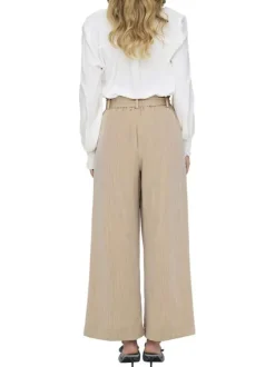 Pantalon beige uni fluide avec une coupe bootcut et une ceinture