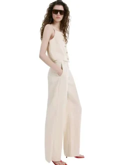 Pantalon beige uni pourvu d'une coupe droite et de passants pour la ceinture
