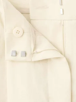 Pantalon beige uni pourvu d'une coupe droite et de passants pour la ceinture