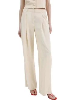 Pantalon beige uni pourvu d'une coupe droite et de passants pour la ceinture