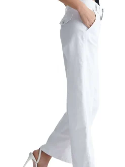 Pantalon blanc avec une coupe regular fit et une ceinture à strass