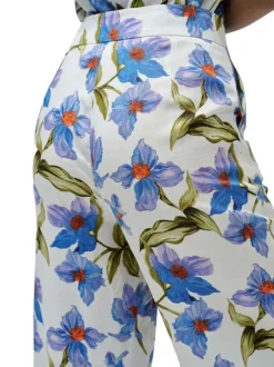 Pantalon blanc à fleurs bleues avec une coupe large et fluide et à taille haute