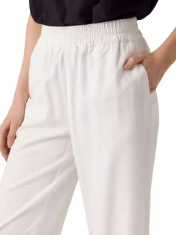 Pantalon blanc uni avec une coupe bootcut et une taille intermédiaire