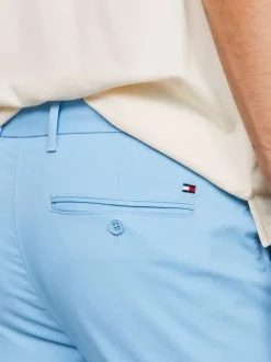 Pantalon Bleeker en coton bleu uni avec une coupe chino et des poches latérales