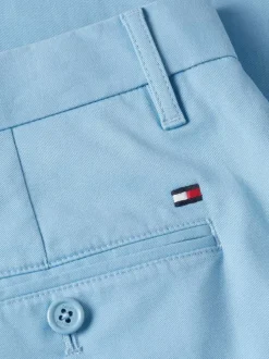 Pantalon Bleeker en coton bleu uni avec une coupe chino et des poches latérales