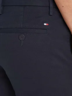 Pantalon Bleeker en coton marine uni avec une coupe chino et poches arrières