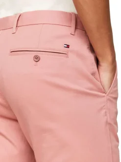 Pantalon Bleeker en coton rose uni avec une coupe chino et poches arrières