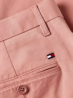 Pantalon Bleeker en coton rose uni avec une coupe chino et poches arrières