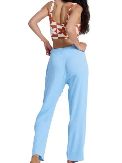 Pantalon bleu à coupe droite pourvu du logo de la marque brodé