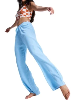 Pantalon bleu à coupe droite pourvu du logo de la marque brodé