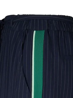 Pantalon bleu foncé à coupe droite orné d'un motif à rayures