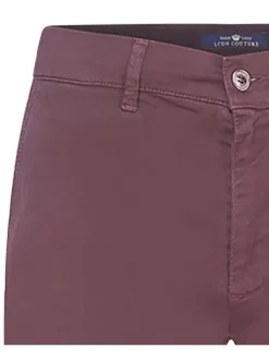 Pantalon bordeaux avec une coupe chino