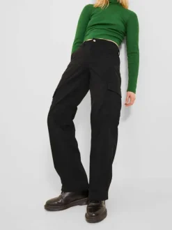 Pantalon Cargo noir uni avec une coupe regular fit et des poches arrières