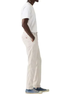 Pantalon chino beige à coupe slim pourvu du patch de la marque