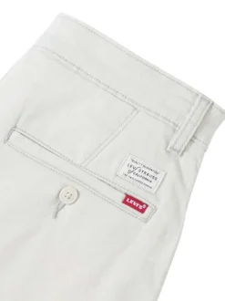 Pantalon chino beige à coupe slim pourvu du patch de la marque