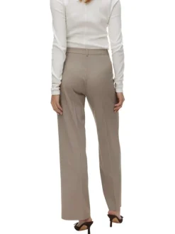 Pantalon chino beige uni avec une coupe droite et des passants pour ceinture